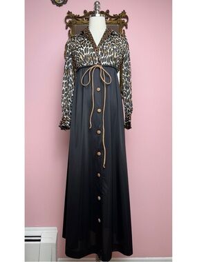 Vintage 60s Vanity Fair Black Leopard Print Hostess Collar Nightgown Petite